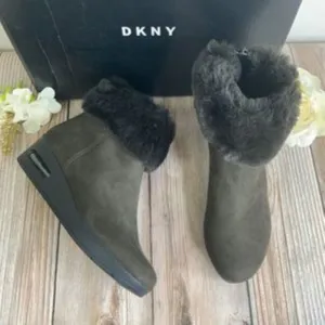 DKNY Stone Wedge Fur Booties 6M