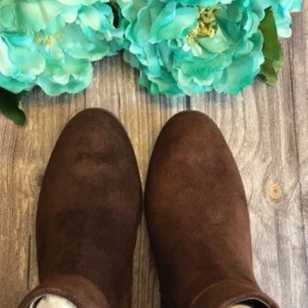 GIANI BERNINI Eilee Chocolate Suede Booties 5M