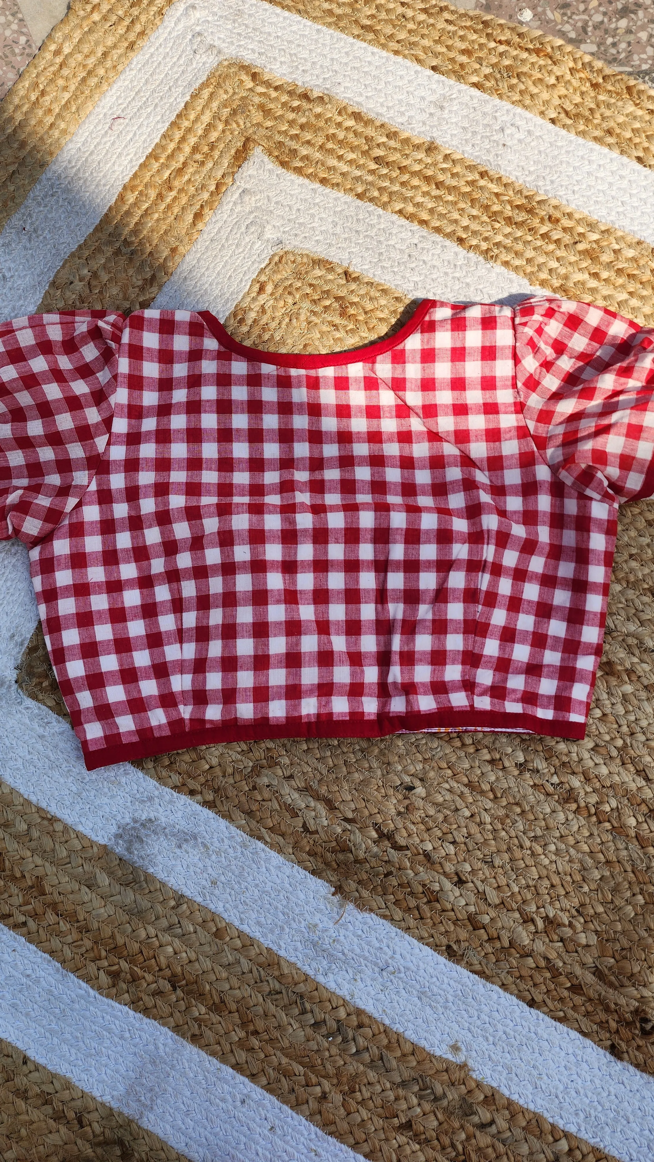 Laal Sada Ghoti Hata Blouse