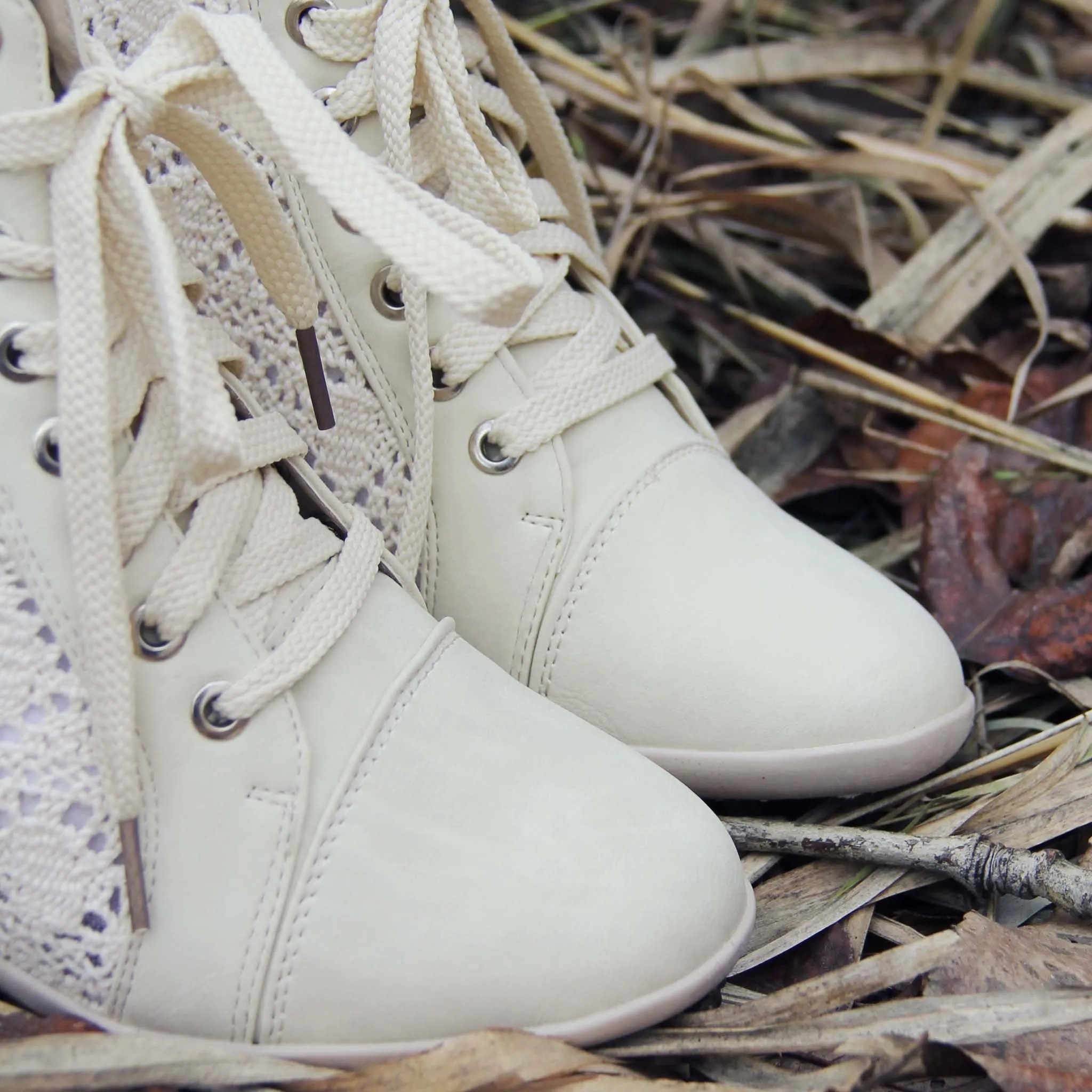 Meadow Lace Booties in Cream