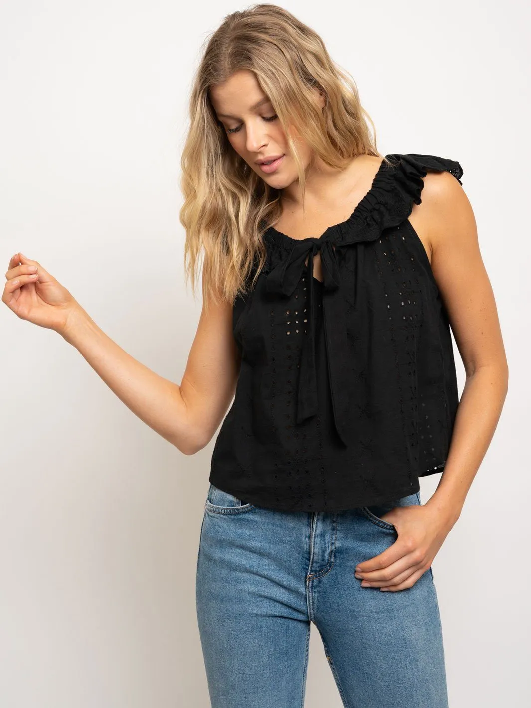 WOMEN'S FRONT TIE EYELET SLEEVELESS TOP