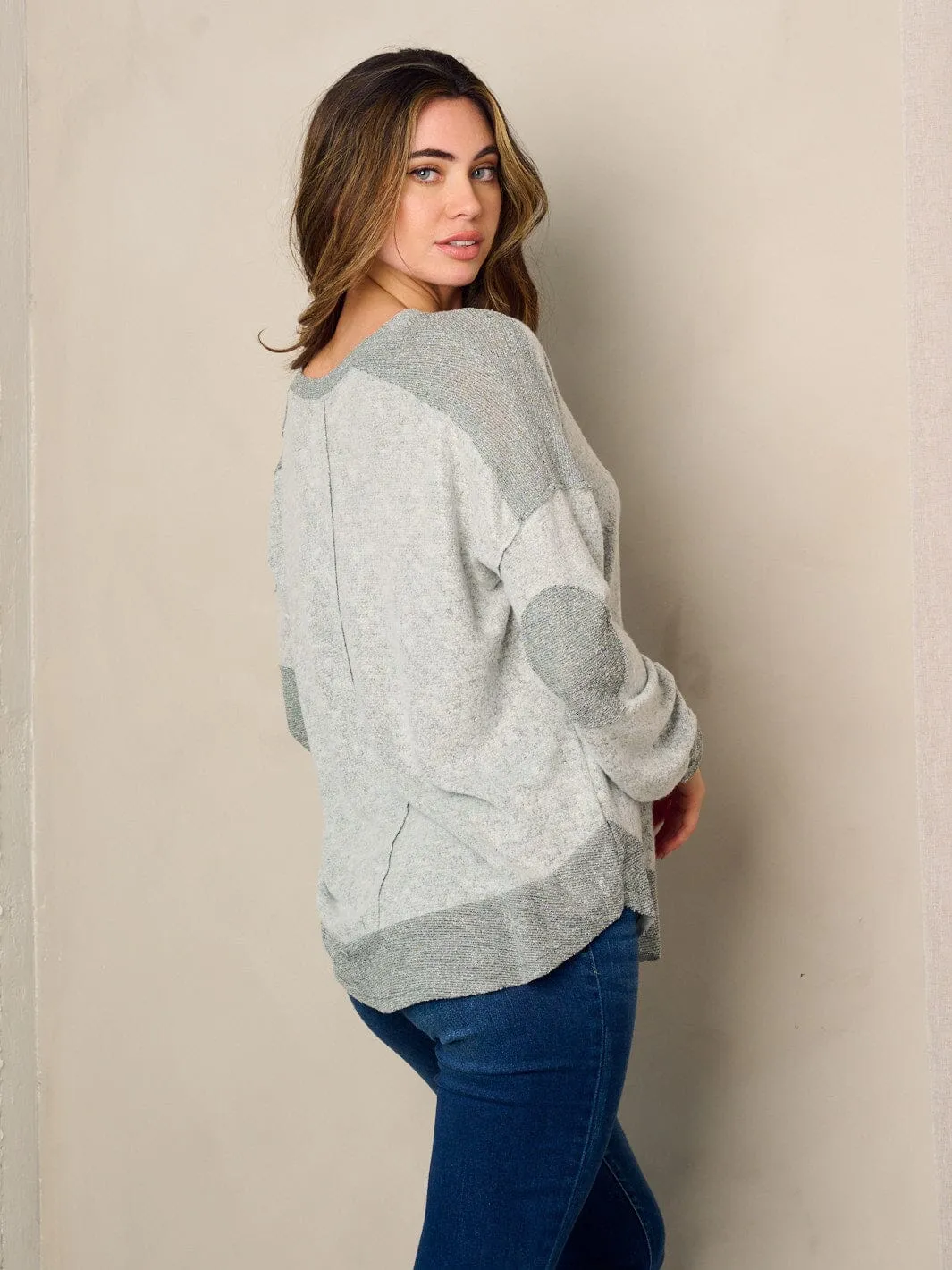WOMEN'S LONG SLEEVE V-NECK TWO TONE TOP
