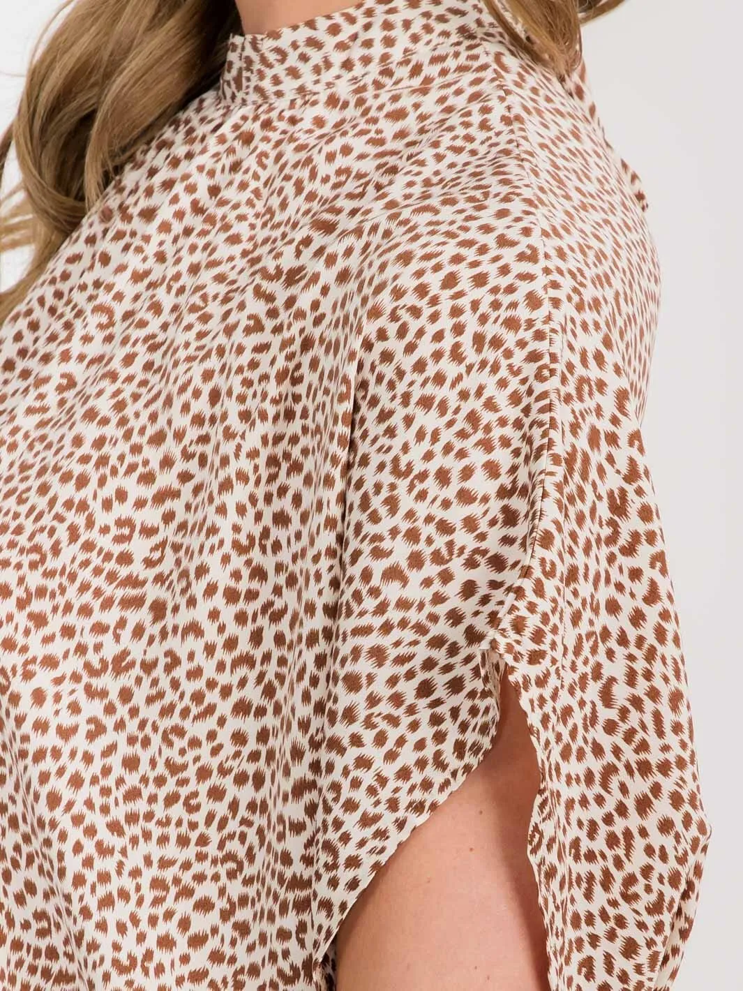 WOMEN'S SHORT SLEEVE MOCK NECK ANIMAL PRINT BLOUSE