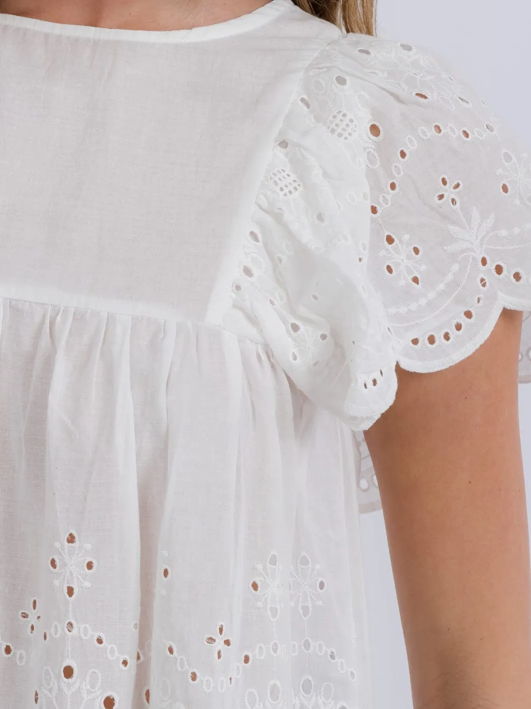 WOMEN'S SHORT SLEEVE RUFFLE EYELET TUNIC TOP