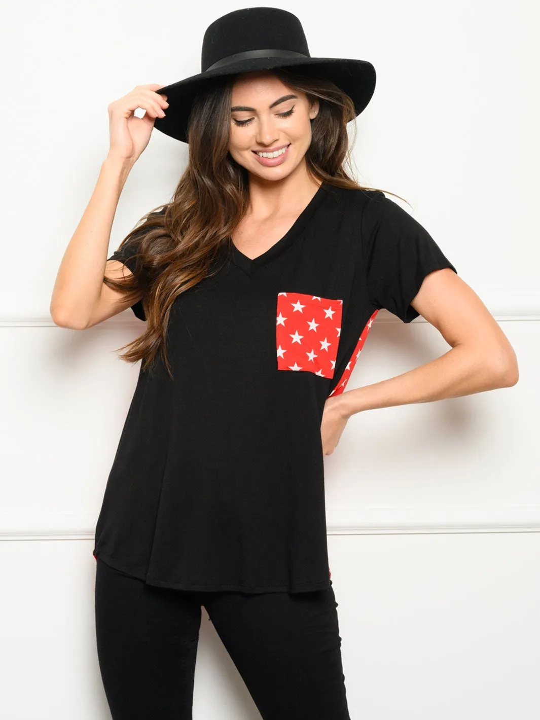 WOMEN'S SHORT SLEEVE V-NECK FRONT STARS POCKET PRINT TOP