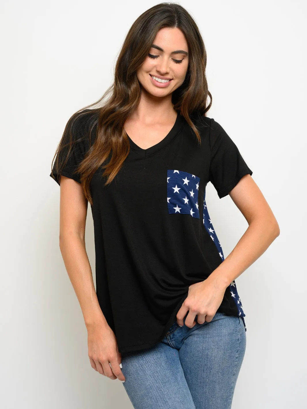 WOMEN'S SHORT SLEEVE V-NECK FRONT STARS POCKET PRINT TOP