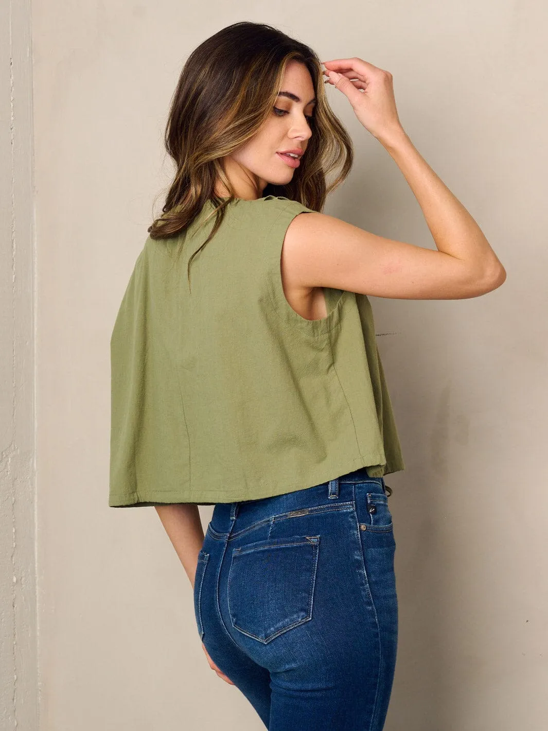 WOMEN'S SLEEVELESS SELF HEM TIE TOP